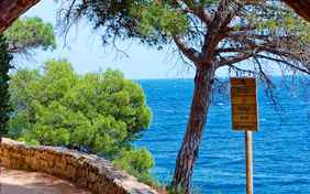 Die Küstenwanderung auf alten Schmugglerpfaden macht der ganzen Familie Spaß.